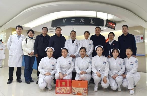 校领导春节前夕走访慰问我院一线医务人员